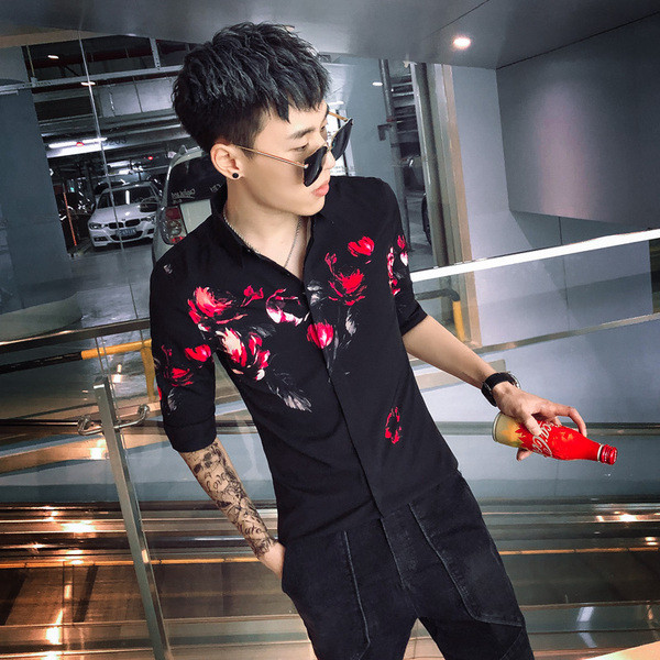 Модерна мъжка риза в бял и черен цвят с флорален десен