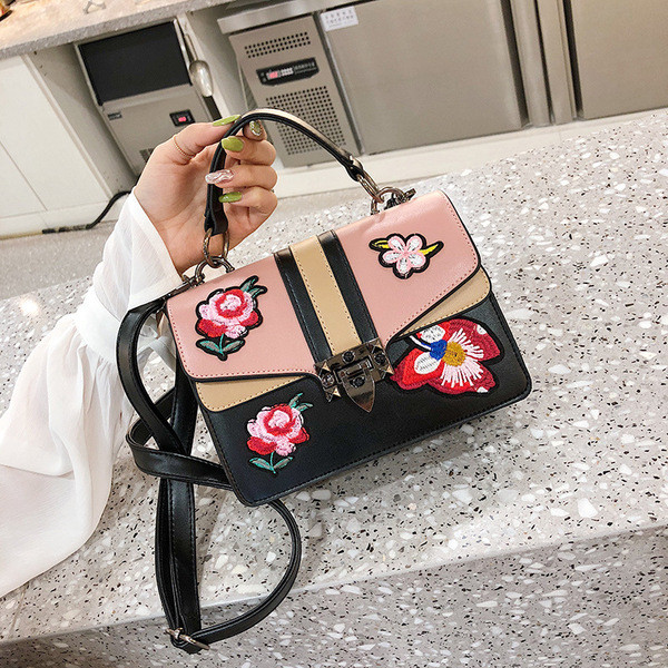 Geanta de dama din piele ecologica cu decor emblema