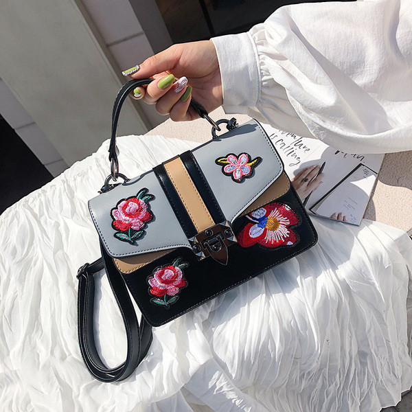 Geanta de dama din piele ecologica cu decor emblema