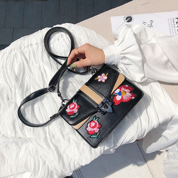 Geanta de dama din piele ecologica cu decor emblema