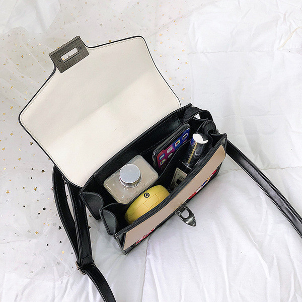 Geanta de dama din piele ecologica cu decor emblema