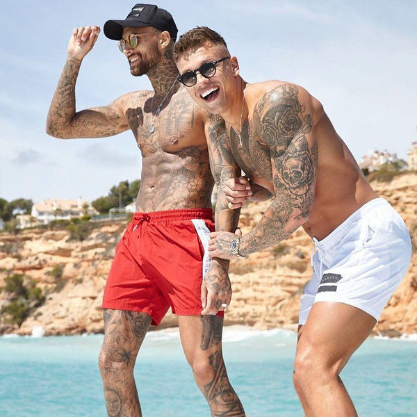 Costum de baie modern pentru bărbați cu cravate și margini în trei culori