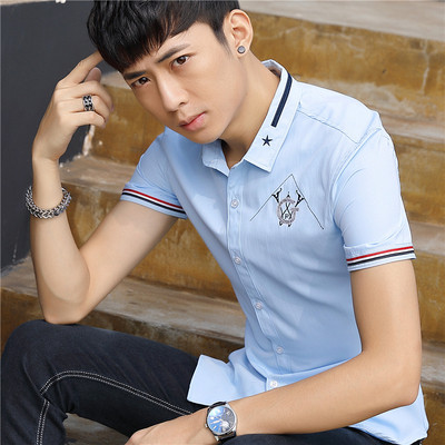 Cămașă modernă pentru bărbați în albastru și alb cu aplicație