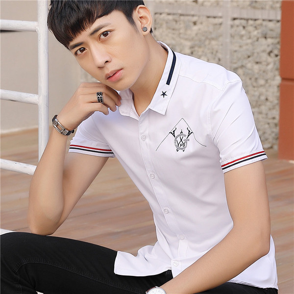 Cămașă modernă pentru bărbați în albastru și alb cu aplicație