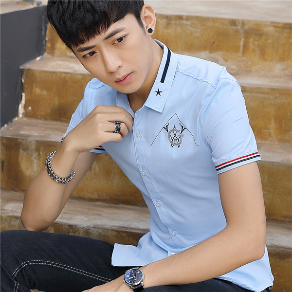 Cămașă modernă pentru bărbați în albastru și alb cu aplicație