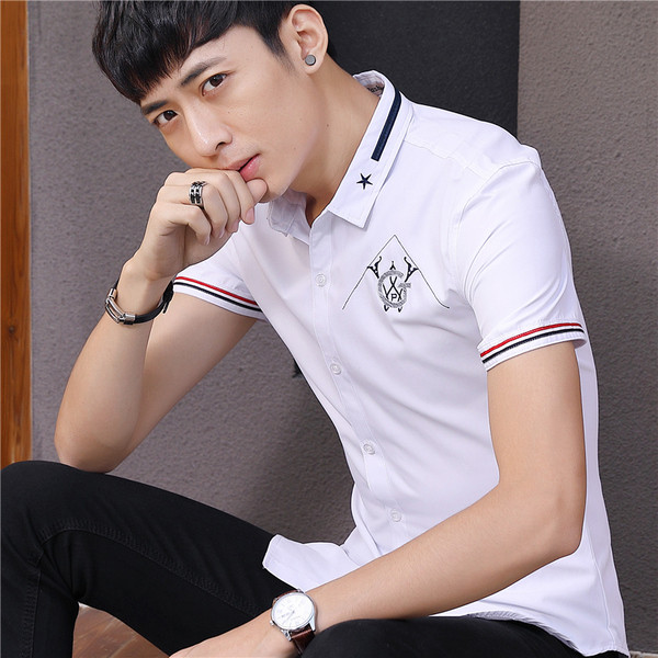 Cămașă modernă pentru bărbați în albastru și alb cu aplicație