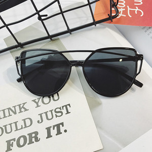 Ochelari de soare moderni potriviți pentru bărbați și femei în mai multe culori