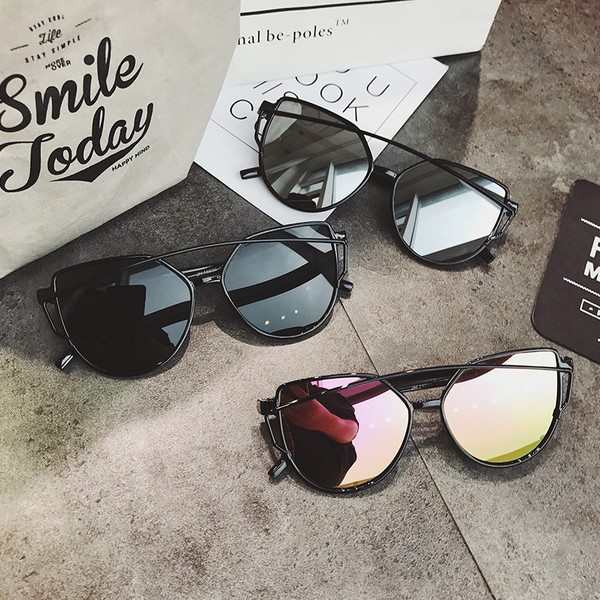 Ochelari de soare moderni potriviți pentru bărbați și femei în mai multe culori