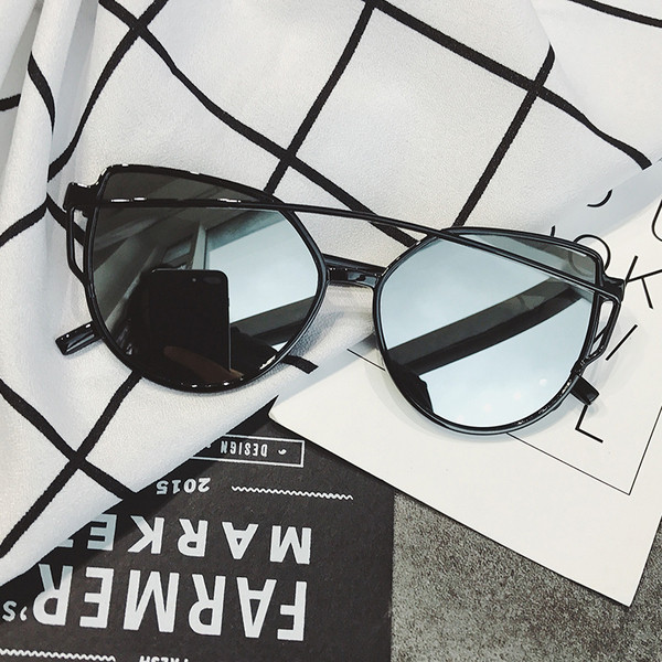 Ochelari de soare moderni potriviți pentru bărbați și femei în mai multe culori