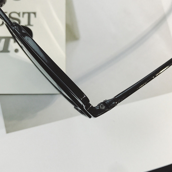 Ochelari de soare moderni potriviți pentru bărbați și femei în mai multe culori