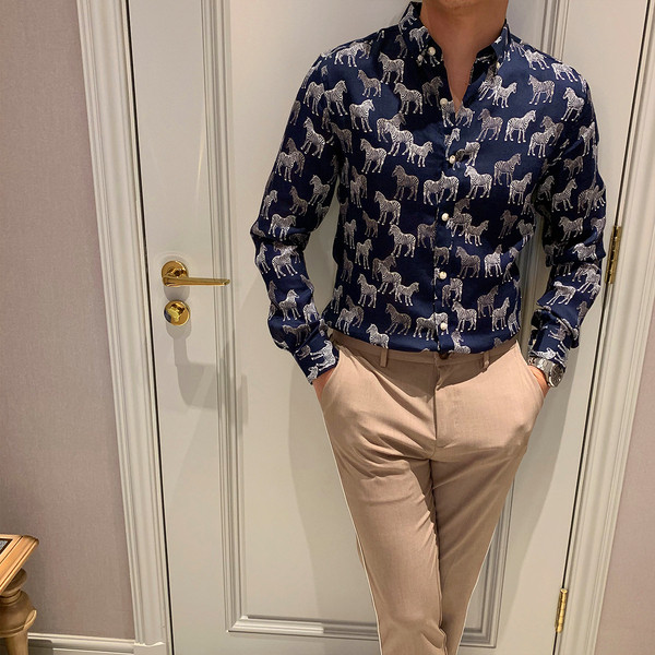 Cămașă elegantă pentru bărbați cu guler clasic și mâneci lungi cu aplicație animală în două culori