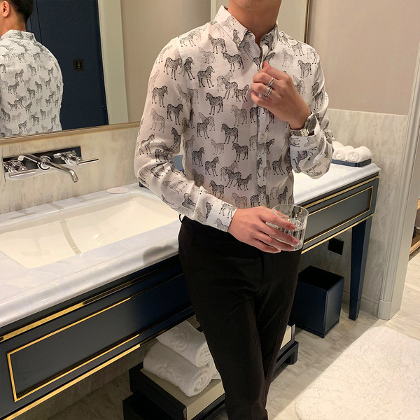 Cămașă elegantă pentru bărbați cu guler clasic și mâneci lungi cu aplicație animală în două culori