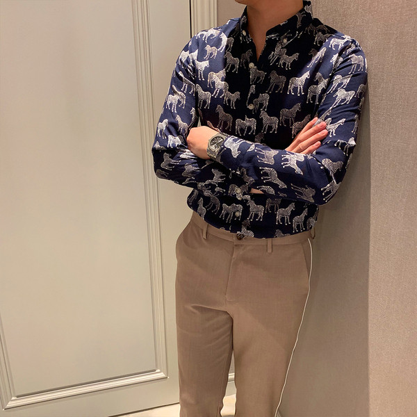 Cămașă elegantă pentru bărbați cu guler clasic și mâneci lungi cu aplicație animală în două culori