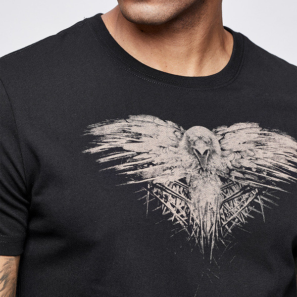 Tricou casual barbatesc cu decolteu oval si aplicatie in negru