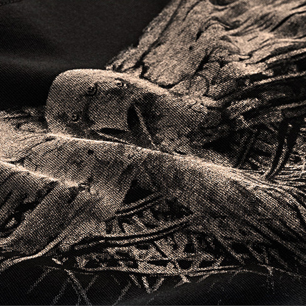 Tricou casual barbatesc cu decolteu oval si aplicatie in negru