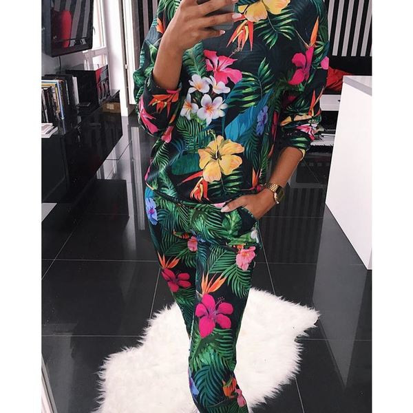 Модерен дамски комплект от две части с цветна апликация и дълъг ръкав