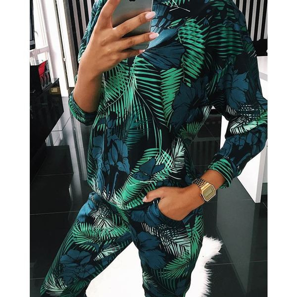 Модерен дамски комплект от две части с цветна апликация и дълъг ръкав