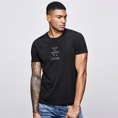 Tricou pentru bărbați cu mâneci scurte și decolteu oval cu inscripție