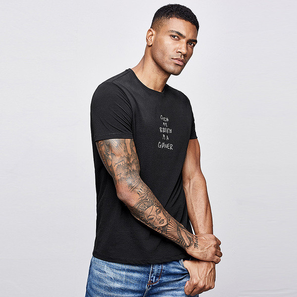 Tricou pentru bărbați cu mâneci scurte și decolteu oval cu inscripție