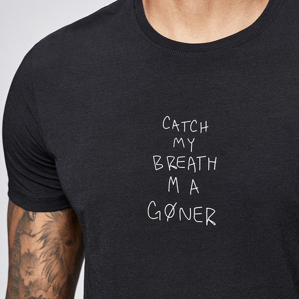 Tricou pentru bărbați cu mâneci scurte și decolteu oval cu inscripție