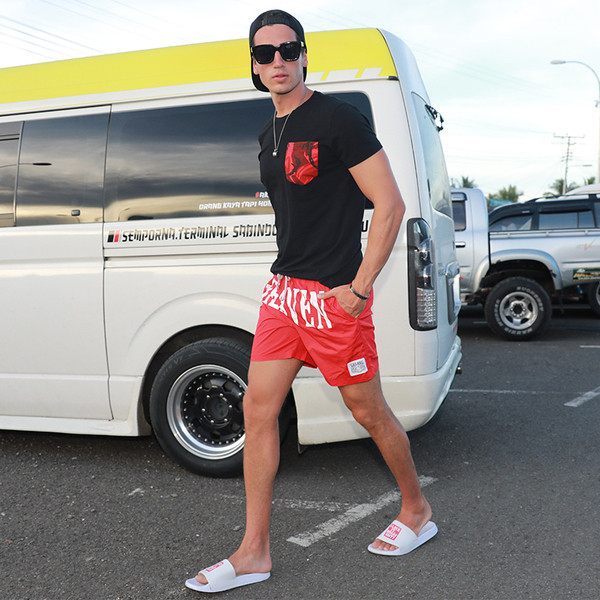 Costum de baie modern pentru bărbați cu cravate și inscripție în trei culori