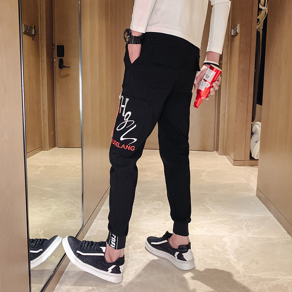 Pantaloni de bărbați la modă în negru cu broderie