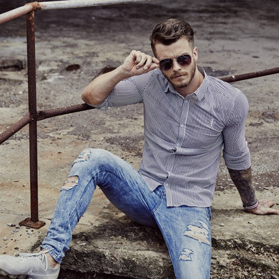 Cămașă bărbătească în dungi cu guler clasic și mâneci lungi