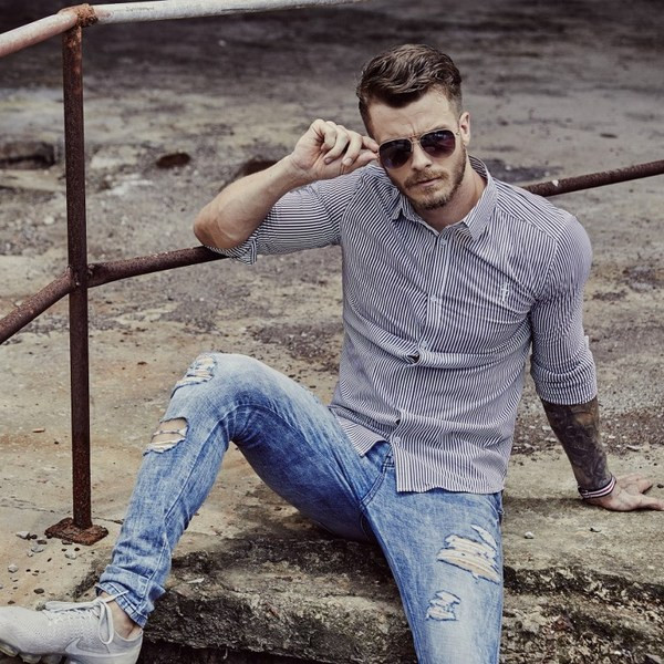 Cămașă bărbătească în dungi cu guler clasic și mâneci lungi