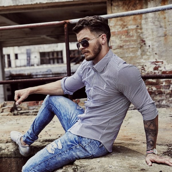 Cămașă bărbătească în dungi cu guler clasic și mâneci lungi