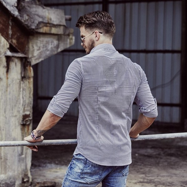 Cămașă bărbătească în dungi cu guler clasic și mâneci lungi
