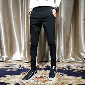 Pantaloni de bărbați actuali în negru cu buzunare