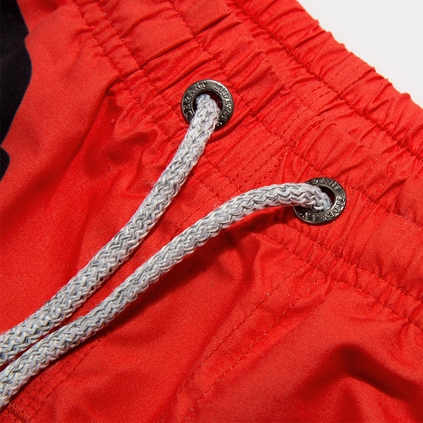 Costum de baie modern pentru bărbați cu aplicații colorate și cravate în roșu