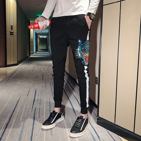 Pantaloni barbatesti de culoare neagra cu buzunare si paiete