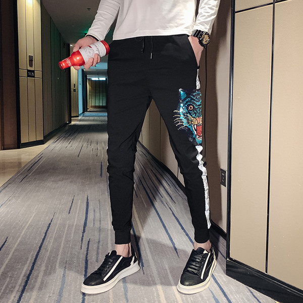 Pantaloni barbatesti de culoare neagra cu buzunare si paiete