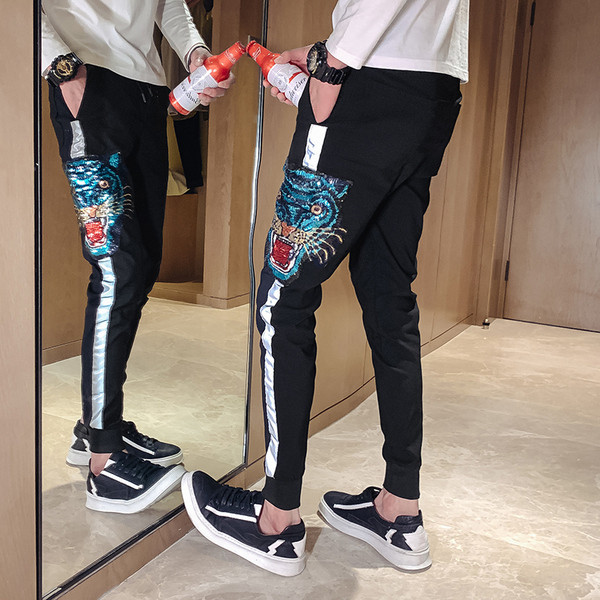 Pantaloni barbatesti de culoare neagra cu buzunare si paiete