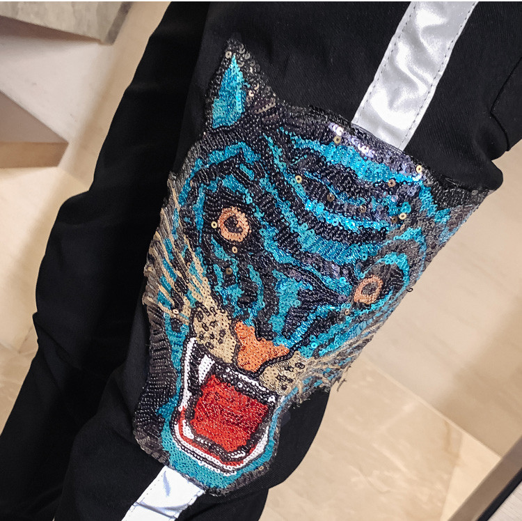 Pantaloni barbatesti de culoare neagra cu buzunare si paiete