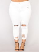 Ежедневни дамски дънки с разкъсани мотиви в бял цвят 