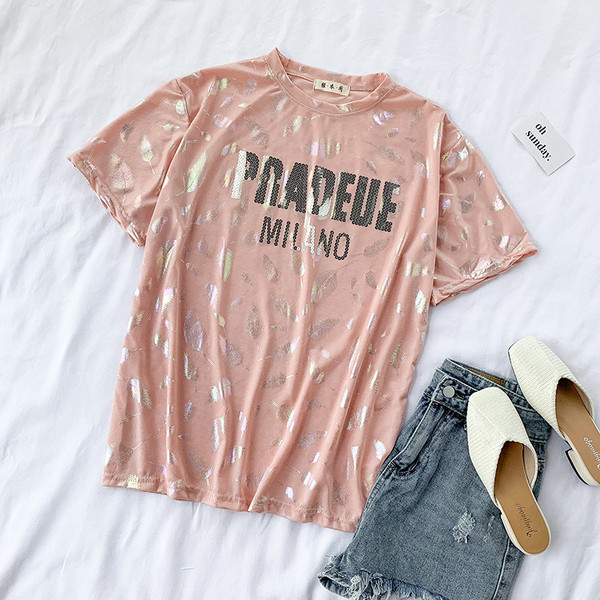 Tricou de damă modern cu paiete și inscripție în roz și alb