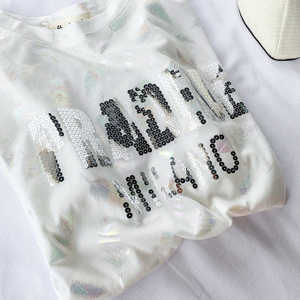 Tricou de damă modern cu paiete și inscripție în roz și alb