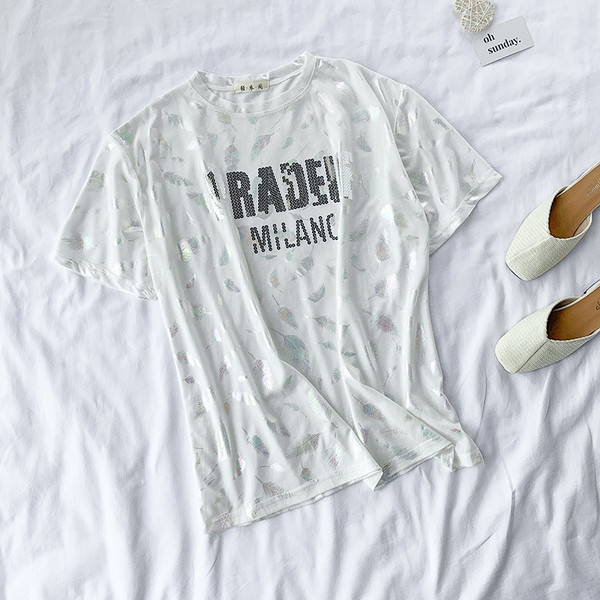 Tricou de damă modern cu paiete și inscripție în roz și alb