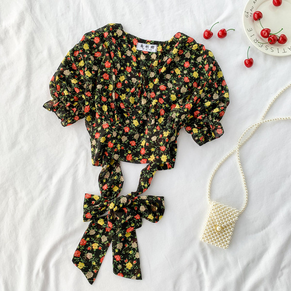 Bluză scurtă de damă modernă cu mâneci scurte și model floral în mai multe culori