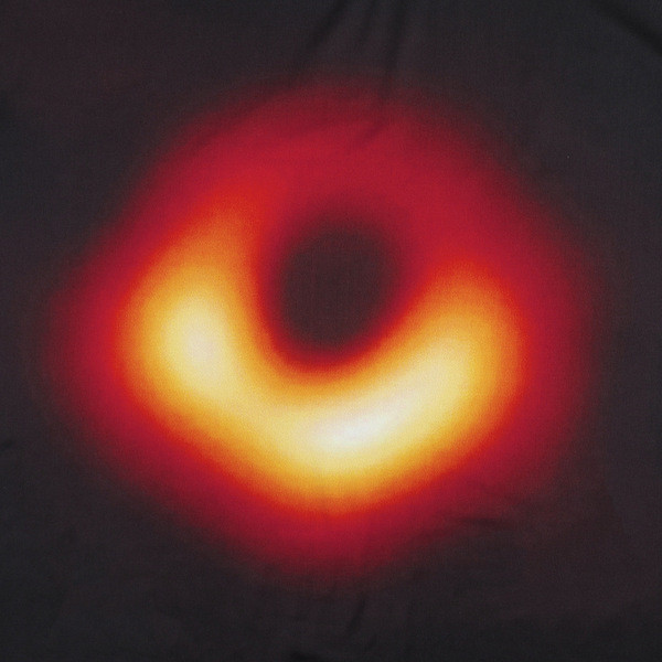 Tricou bărbătesc cu aplicație și mâneci scurte de culoare neagră