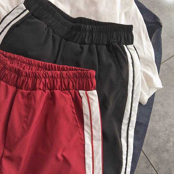 Pantaloni casual pentru bărbați în negru și roșu