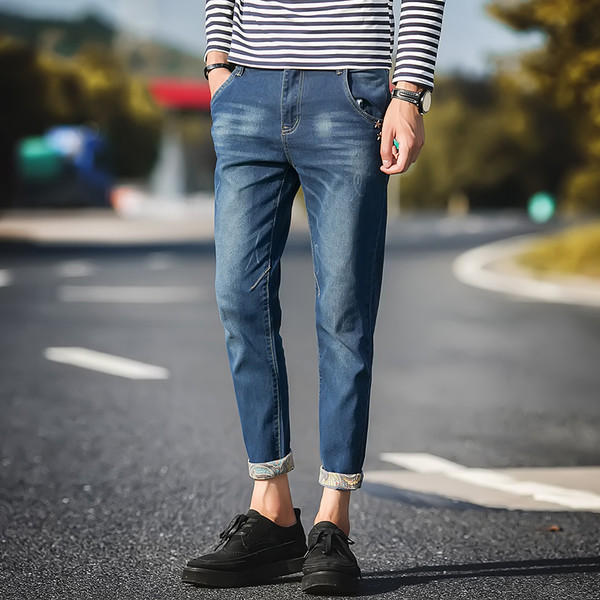 Blugi de bărbați moderni în albastru cu manșetă colorată