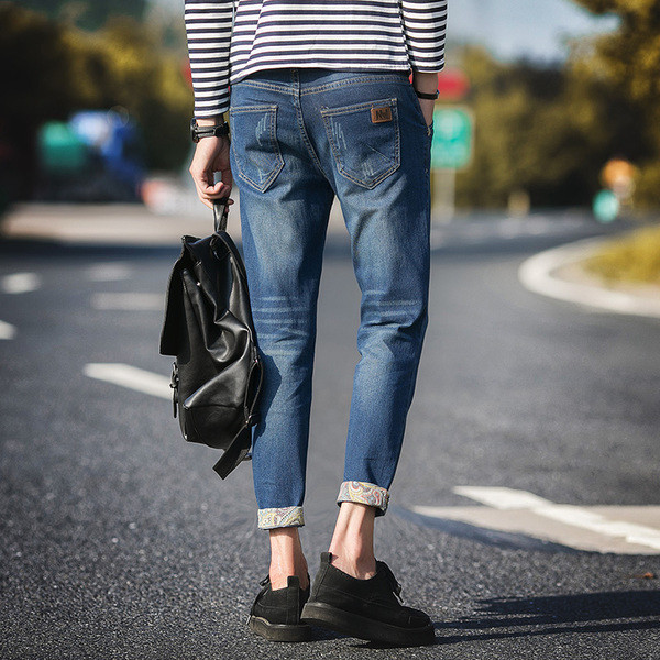 Blugi de bărbați moderni în albastru cu manșetă colorată