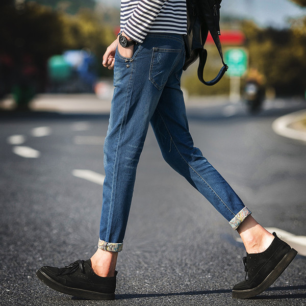 Blugi de bărbați moderni în albastru cu manșetă colorată