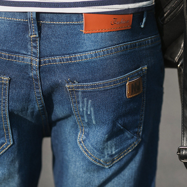 Blugi de bărbați moderni în albastru cu manșetă colorată