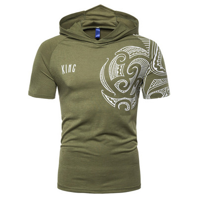 Tricou barbatesc cu aplicatie si gluga in mai multe culori