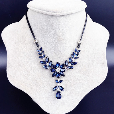 Colier de dama actual cu pietre colorate