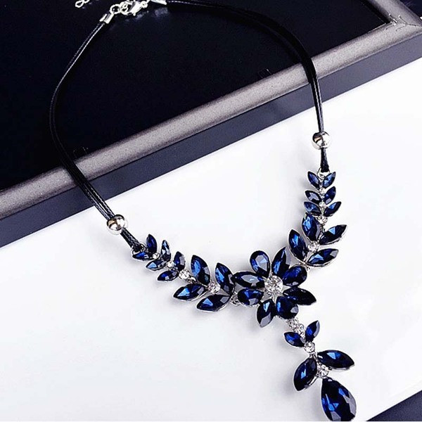 Colier de dama actual cu pietre colorate